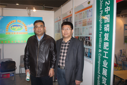 农科院赵秉强博士与我公司董事长在“2012中国磷复肥工业展览会”上合影留念 